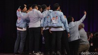 Para pendukung Prabowo-Gibran kompak mengenakan pakaian dengan warna biru muda yang senada.