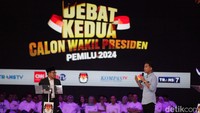 Selanjutnya, Gibran menanggapi dengan penjelasan bahwa Indonesia sudah memulai pemerataan pembangunan. Proyek yang dibangun pemerintah pusat bukan hanya Solo saja, tapi 53% investasi sudah ada di luar Jawa.
