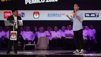 Dia mencontohkan pembangunan-pembangunan yang berdampak ke masyarakat, misalnya Masjid yang dibangun tanpa APBN, pembangunan pariwisata, dan pembangunan UMKM.