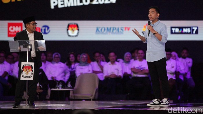 Gibran Vs Imin soal Tips Bangun Solo, Mic Cak Imin Jatuh
