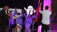 Gibran juga sempat berbalik badan dan melakukan hal yang sama ke arah para petinggi Parpol pendukungnya. 