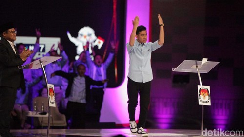 Cawapres nomor urut 2, Gibran Rakabuming Raka mengangkat kedua tangannya untuk menyemangati para pendukung dalam debat Cawapres 2024. Begini momennya.