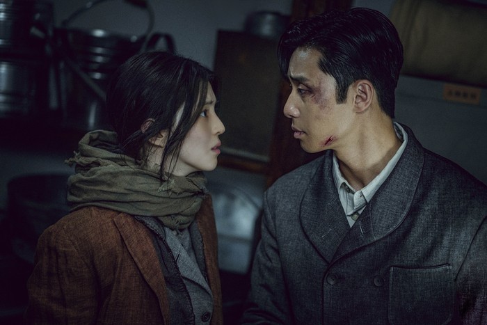 (Kiri ke kanan) Han So Hee sebagai Yoon Chae Ok, Park Seo Joon sebagai Jang Tae Sang, dua pemeran utama drama Korea Netflix Gyeongseong Creature. Bagian pertama serial ini tayang 22 Desember 2023.