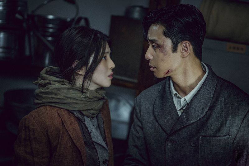 (Kiri ke kanan) Han So Hee sebagai Yoon Chae Ok, Park Seo Joon sebagai Jang Tae Sang, dua pemeran utama drama Korea Netflix Gyeongseong Creature. Bagian pertama serial ini tayang 22 Desember 2023.