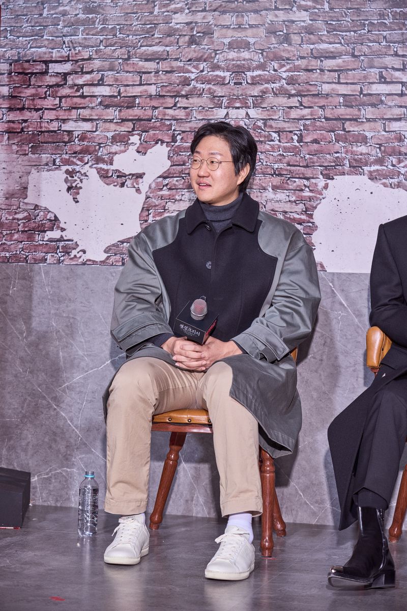 Sutradara Gyeongseong Creature, Chung Dong Yoon, saat sesi konferensi pers di Seoul pada Selasa (19/12/2023).
