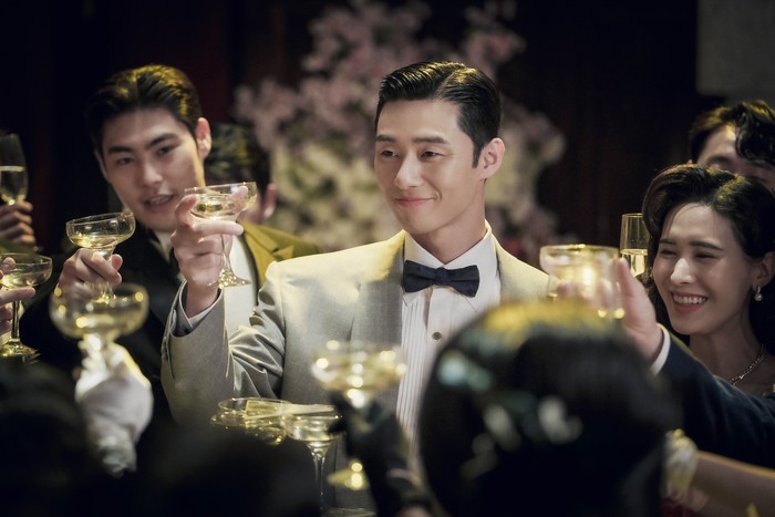 Park Seo Joon sebagai Jang Tae Sang, pemeran utama drama Korea Netflix Gyeongseong Creature. Bagian pertama serial ini tayang 22 Desember 2023.