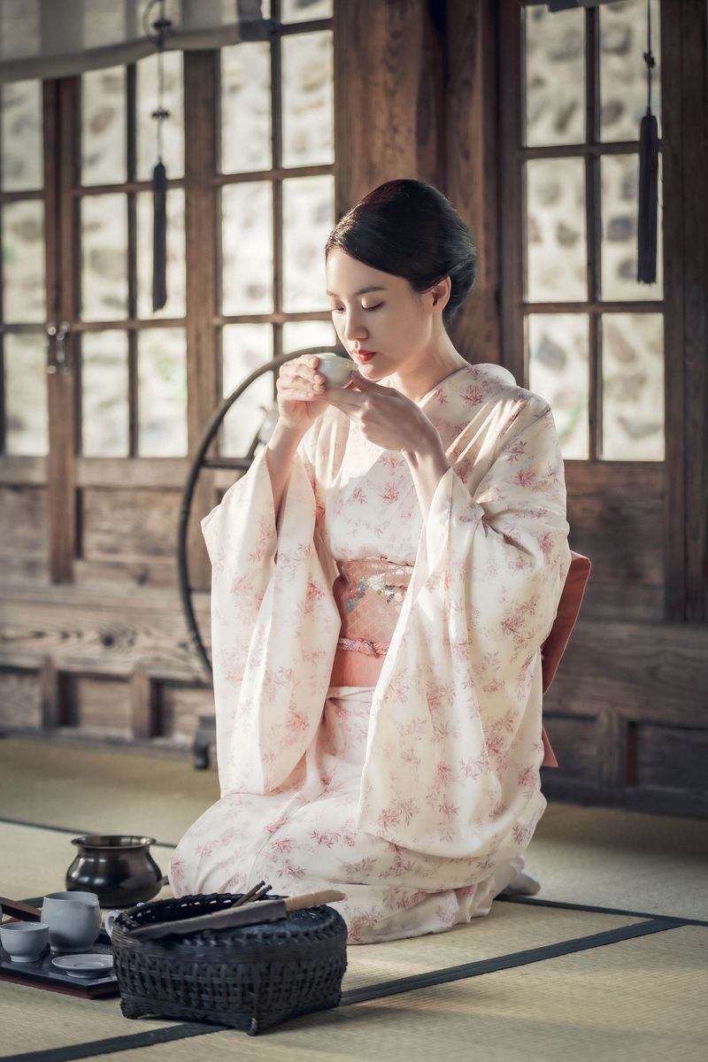 Claudia Kim memerankan Yukiko Maeda di drama Korea original Netflix Gyeongseong Creature. Bagian pertama dari drama Korea ini sudah bisa disaksikan mulai 22 Desember 2023.