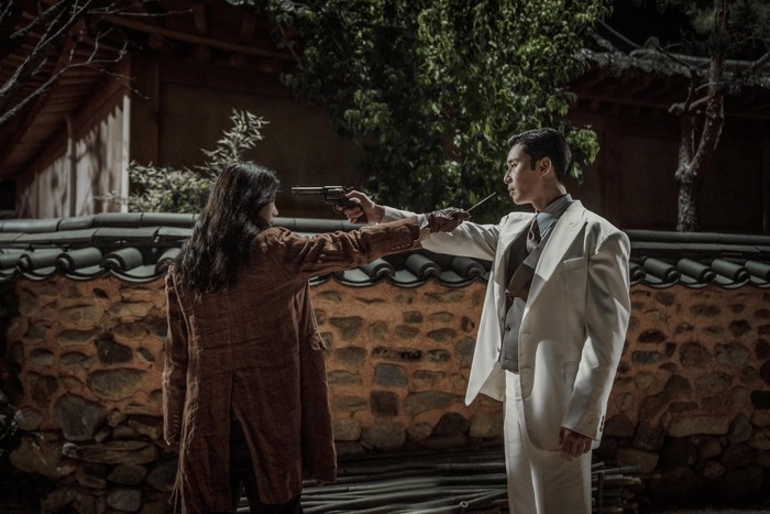 (Kiri ke kanan) Han So Hee sebagai Yoon Chae Ok, Park Seo Joon sebagai Jang Tae Sang, dua pemeran utama drama Korea Netflix Gyeongseong Creature. Bagian pertama serial ini tayang 22 Desember 2023.