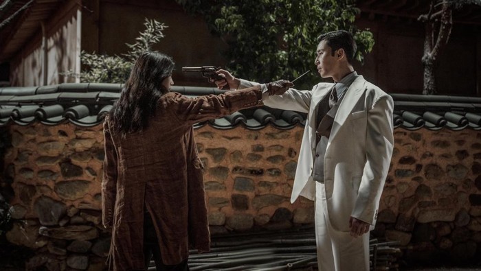(Kiri ke kanan) Han So Hee sebagai Yoon Chae Ok, Park Seo Joon sebagai Jang Tae Sang, dua pemeran utama drama Korea Netflix Gyeongseong Creature. Bagian pertama serial ini tayang 22 Desember 2023.