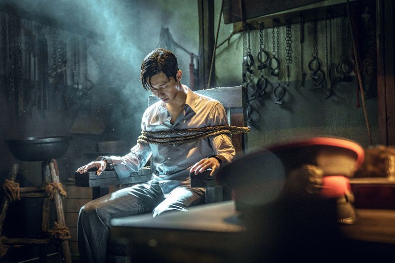 Park Seo Joon sebagai Jang Tae Sang dalam drama Korea Netflix Gyeongseong Creature. Bagian pertama serial ini tayang 22 Desember 2023.