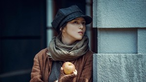 Penampilan Han So Hee sebagai Yoon Chae Ok di Gyeongseong Creature season 1. Dia adalah pencari jejak nomor satu di seluruh negeri. (Foto: dok. Netflix)