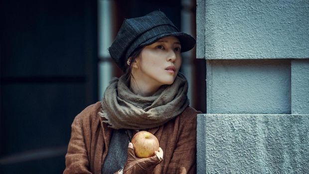 Han So Hee sebagai Yoon Chae Ok dalam drama Korea Netflix Gyeongseong Creature. Bagian pertama serial ini tayang 22 Desember 2023.