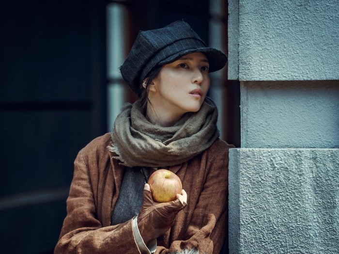 Han So Hee sebagai Yoon Chae Ok dalam drama Korea Netflix Gyeongseong Creature. Bagian pertama serial ini tayang 22 Desember 2023.