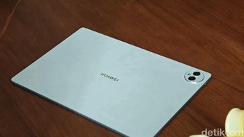 Huawei MatePad Pro 13.2 hadir dalam dua varian warna golden black dan green. Keduanya menggunakan mateial high strength fiber material menjanjikan durabilitas sangat baik untuk penggunaan sehari-hari. Bodinya pun dibuat anti fingerprint. Foto: Adi Fida Rahman/detikINET