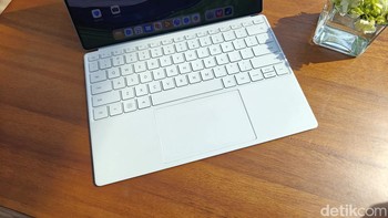 Selain itu ada Huawei Smart Magnetic Keyboard yang dibuat full size dan touchpad luas. Touchpad ini juga mendukung berbagai gesture shortcut seperti ganti aplikasi, multi-tasking, dan lain sebagainya untuk navigasi yang lebih efisien. Foto: Adi Fida Rahman/detikINET