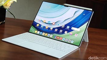 MatePad Pro ini mengusung layar 13,2 inch resolusi 1880x1920 pixel menggunakan panel OLED fleksibel membuat bezelnya tipis sehingga rasio screen to body mencapai 94%. Layarnya mampu menampilkan 1,07 miliar, rasio 3:2, kecerahan 1.000 nits dan refresh rate 144Hz. Foto: Adi Fida Rahman/detikINET
