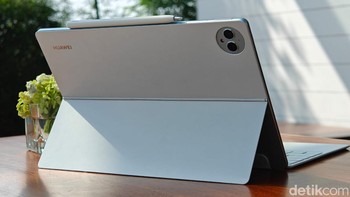 Dapur pacunya memadukan prosesor octa core yang dibuat dengan fabrikasi 7 nm yang dipadukan RAM 12 GB. Sementara baterainya berkapasitas 10.100 mAh dengan dukungan fast charging 88W. / Foto: Adi Fida Rahman/detikINET