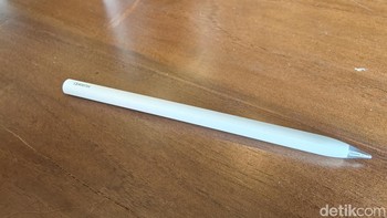 Untuk membantu produktivitas, tablet ini dibekali M-Pencil generasi ketiga yang diklaim enam kali lebih baik dari tekanan dan latensi dibanding generasi sebelumnya. Foto: Adi Fida Rahman/detikINET