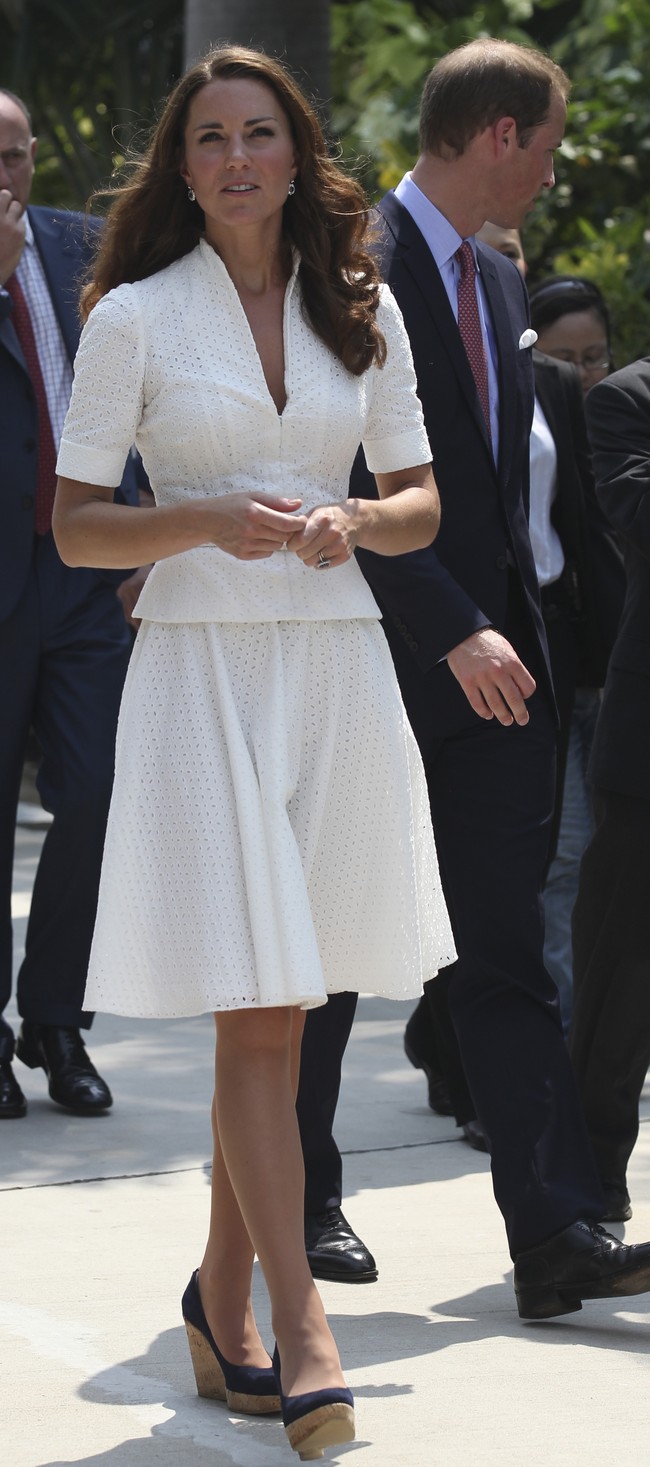 Untuk kunjungan pertamanya ke Singapura pada 2012 sebagai Duchess of Cambridge, Kate tampil stylish dengan padanan kemeja berpeplum dan rok flare selutut dari Alexander McQueen. (Foto: AP Photo/Stephen Morrison)