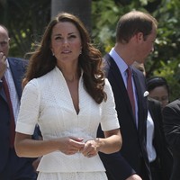 Untuk kunjungan pertamanya ke Singapura pada 2012 sebagai Duchess of Cambridge, Kate tampil stylish dengan padanan kemeja berpeplum dan rok flare selutut dari Alexander McQueen. (Foto: AP Photo/Stephen Morrison)