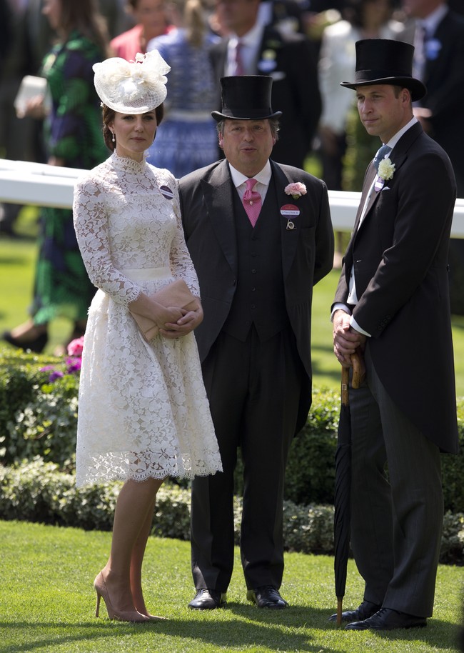 Kate Middleton dibungkus terusan lace Alexander McQueen yang mempertegas aura femininnya di Royal Ascot pada 2017. (Foto: AP Photo/Alastair Grant)