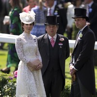 Kate Middleton dibungkus terusan lace Alexander McQueen yang mempertegas aura femininnya di Royal Ascot pada 2017. (Foto: AP Photo/Alastair Grant)