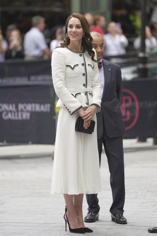 Kate Middleton mengunjungi pembukaan ulang National Portrait Gallery pada Juni 2023. Ibu tiga anak ini menebar pesonanya dengan setelan Self-Portrait yang dipadu clutch hitam Chanel.  (Foto: AP Photo/Kin Cheung)