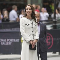 Kate Middleton mengunjungi pembukaan ulang National Portrait Gallery pada Juni 2023. Ibu tiga anak ini menebar pesonanya dengan setelan Self-Portrait yang dipadu clutch hitam Chanel.  (Foto: AP Photo/Kin Cheung)