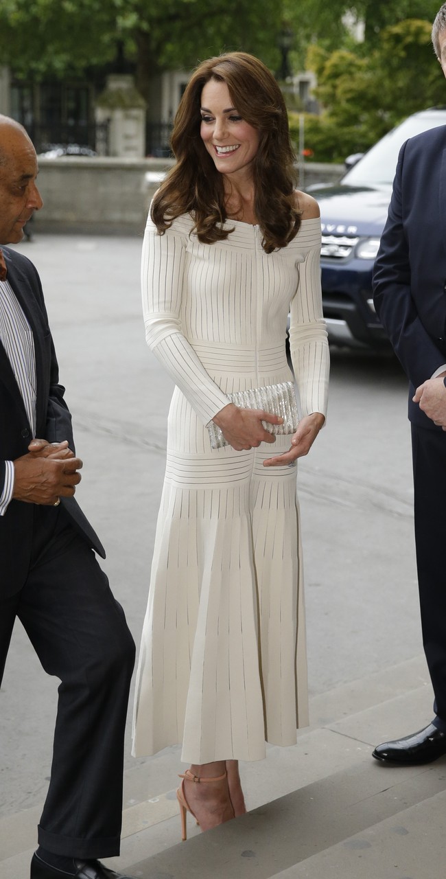 Gaya bahu off-sholuder pada cocktail-dress karya desainer Brasil Barbara Casasola ini membuat gaya white-on-white Kate jauh dari kesan monoton. Istri Pangeran William ini memakainya saat menghadiri Art Fund Museum of the Year 2016.  (Foto: Matt Dunham/Pool/Getty Images)
