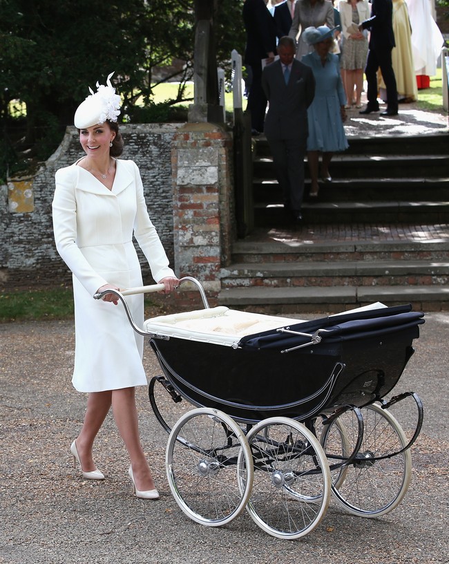 Kate Middleton dalam balutan sheath dress putih lengan panjang dengan kerah melebar keluaran Alexander McQueen di pembaptisan Putri Charlotte pada 2015. (Foto: Mary Turner/WPA Pool/Getty Images)