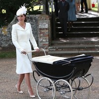 Kate Middleton dalam balutan sheath dress putih lengan panjang dengan kerah melebar keluaran Alexander McQueen di pembaptisan Putri Charlotte pada 2015. (Foto: Mary Turner/WPA Pool/Getty Images)