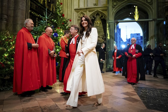 Tren white on white kembali menjadi andalan Kate Middleton saat menghadiri konser Natal Royal Carols: Together at Christmas di Westminster Abbey baru-baru ini bersama Pangeran William dan tiga anaknya. Di konser yang akan tayang pada malam Natal itu, ia bersolek dengan setelan yang terdiri dari coat berpotongan minimalis dari tailor kenamaan Chris Kerr, dengan padanan sweater dan celana senada. (Foto: Aaron Chown/Pool Photo via AP)