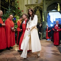 Tren white on white kembali menjadi andalan Kate Middleton saat menghadiri konser Natal Royal Carols: Together at Christmas di Westminster Abbey baru-baru ini bersama Pangeran William dan tiga anaknya. Di konser yang akan tayang pada malam Natal itu, ia bersolek dengan setelan yang terdiri dari coat berpotongan minimalis dari tailor kenamaan Chris Kerr, dengan padanan sweater dan celana senada. (Foto: Aaron Chown/Pool Photo via AP)