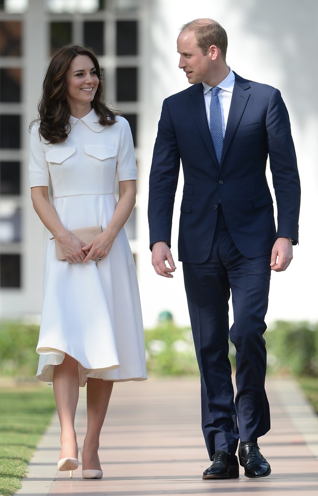 Kate Middleton di New Delhi India pada April 2016. Terusan berkerah nan elegan dari Emilia Wickstead menjadi andalan Putri Wales. (Foto: Arthur Edwards/Pool/Getty Images)