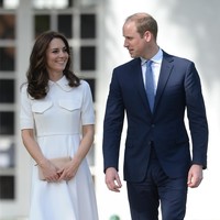 Kate Middleton di New Delhi India pada April 2016. Terusan berkerah nan elegan dari Emilia Wickstead menjadi andalan Putri Wales. (Foto: Arthur Edwards/Pool/Getty Images)
