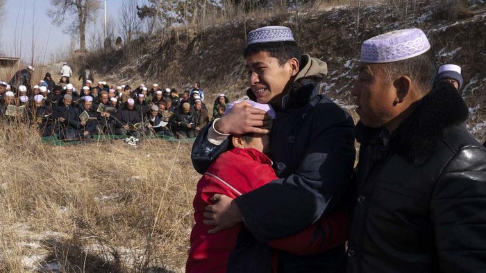Isak Tangis Iringi Pemakaman Korban Gempa di China Seratusan orang meninggal dunia akibat gempa bumi di China pada Senin (18/12/2023) lalu. Saat ini sebagian korban tewas telah dimakamkan, salah satunya Han Suofeiya.