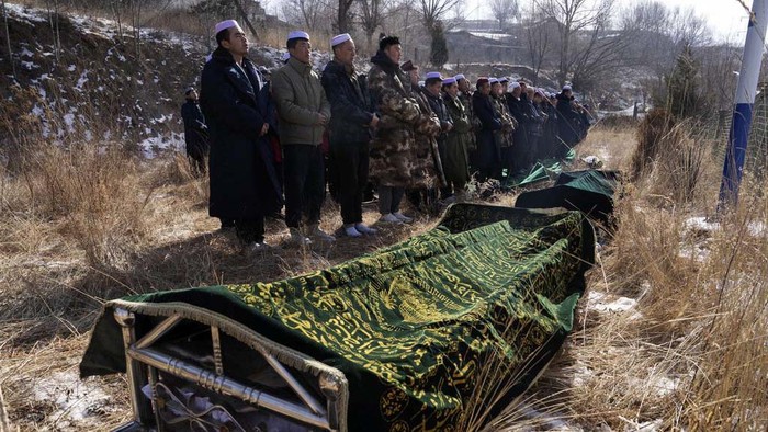 Isak Tangis Iringi Pemakaman Korban Gempa di China Seratusan orang meninggal dunia akibat gempa bumi di China pada Senin (18/12/2023) lalu. Saat ini sebagian korban tewas telah dimakamkan, salah satunya Han Suofeiya.