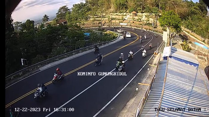 Pantauan Jumat (22/12/2023) pukul 16.31 WIB, jalur perempatan Patuk dan Tugu Selamat Datang Patuk ramai lancar.