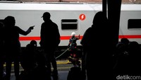 Puncak arus keberangkatan dari Stasiun Senen diprediksi terjadi pada 23 Desember 2023.  
