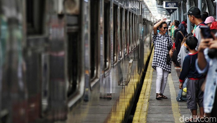 Menjelang libur Natal 2023 dan tahun baru 2024, Stasiun Senen dipadati oleh penumpang, Jumat (22/12).