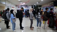 Antrean terlihat di loket tiket Terminal Pulo Gebang.