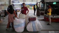 Bila pada hari biasa jumlah keberangkatan penumpang di Terminal Terpadu Pulogebang di bawah 1.000 per hari. Namun sejak 16 Desember 2023 angkanya melonjak hingga menyentuh 2.000.