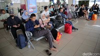 Jumlah keberangkatan penumpang ini diperkirakan akan terus melonjak karena puncak arus mudik hari raya Natal 2023 diprediksi pada Jumat (22/12/2023) dan Sabtu (23/12/2023).