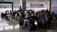 Penumpang menunggu bus AKAP di Terminal Pulo Gebang, Cakung, Jakarta Timur, Jumat (22/12/2023).