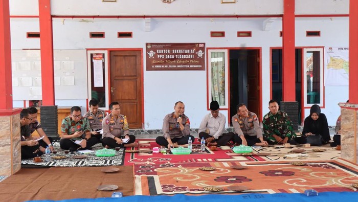 Jumat Curhat Kapolres Malang AKBP Putu Kholis di Desa Tlogosari, Tirtoyudo, Kabupaten Malang