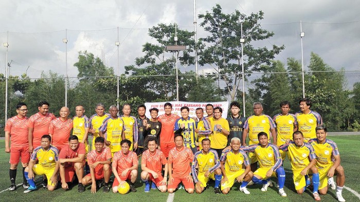 Ketua Umum (Ketum) Partai Solidaritas Indonesia (PSI) Kaesang Pangarep bermain bola bersama Tim Legend PS Barito Putera. Tak hanya itu, ia juga terlihat bermain melawan tim TKD Prabowo-Gibran Kalimantan Selatan, di Green Yakin, Banjarmasin, Jumat (22/12/2023).