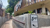 Kafe ini juga ramah disabilitas. Selain bahasa isyarat, tempat ini juga ramah bagi pengguna kursi roda karena ada jalan khusus menuju ke dalam kafe. Juga beberapa penunjuk arah, seperti pemesan dan toilet tersedia dalam huruf Braille.