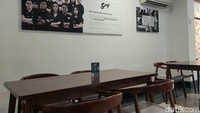 Bila berkunjung kamu bisa memilih, ingin duduk di area indoor atau outdoor. Bangku dan mejanya banyak kok.
