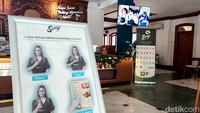 Berkunjung ke Kafe Sunyi kamu harus mengorder makanan dan minumannya menggunakan bahasa isyarat. Karena pekerja mulai dari kasir, barista hingga pelayan adalah teman-teman tuli.