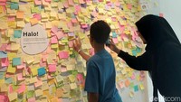 Salah satu sudut yang menarik adalah Tembok Harapan, dinding yang ditempeli beragam catatan kecil warna-warni yang isinya semua doa dan harapan para pengunjung.